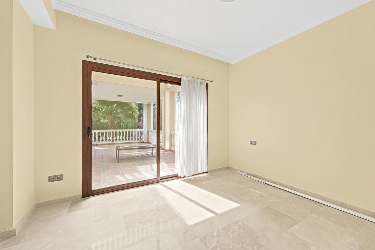 4 bedroom Villa for sale in Marbella with pool garage - € 1,600,000 (Ref: 9922886)