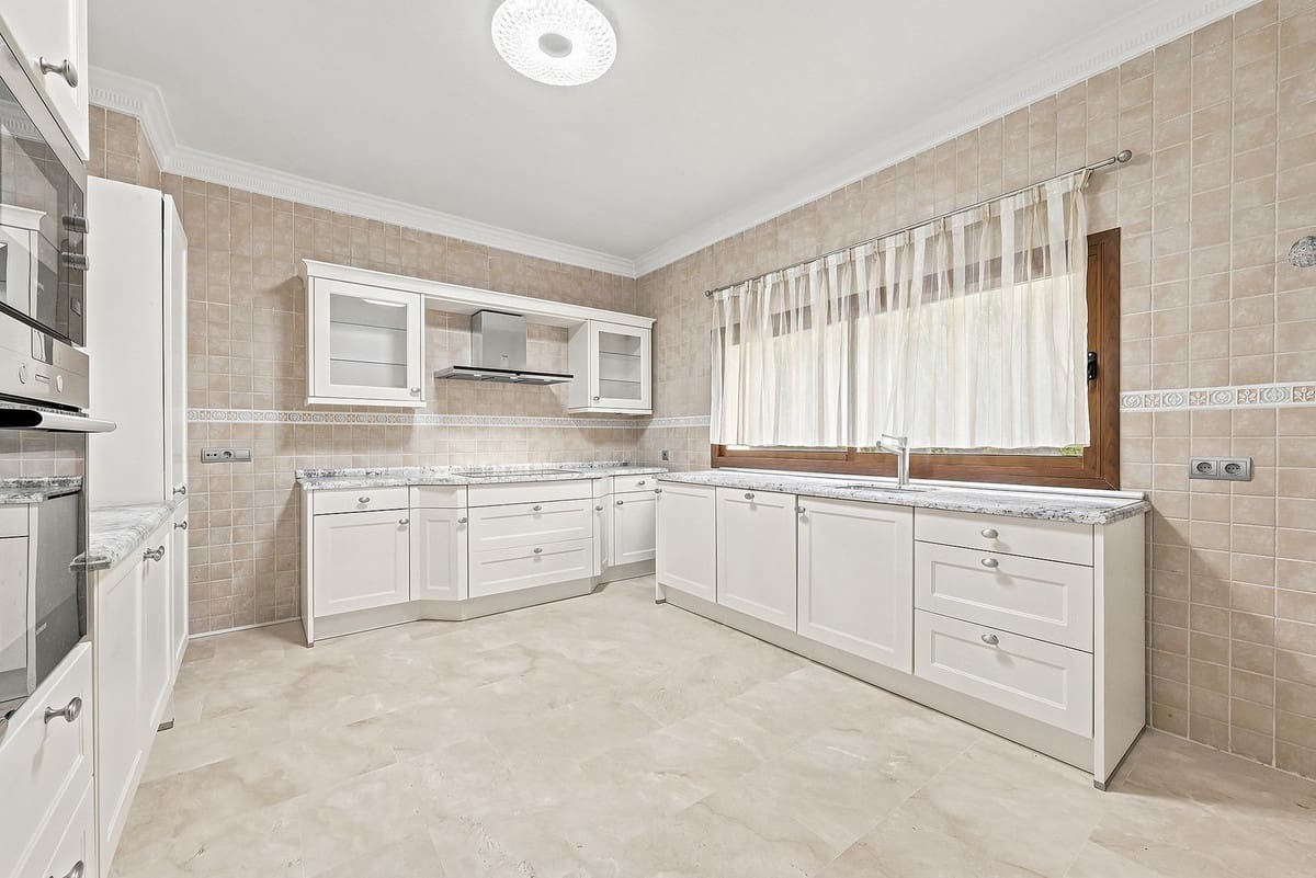 4 bedroom Villa for sale in Marbella with pool garage - € 1,600,000 (Ref: 9922886)