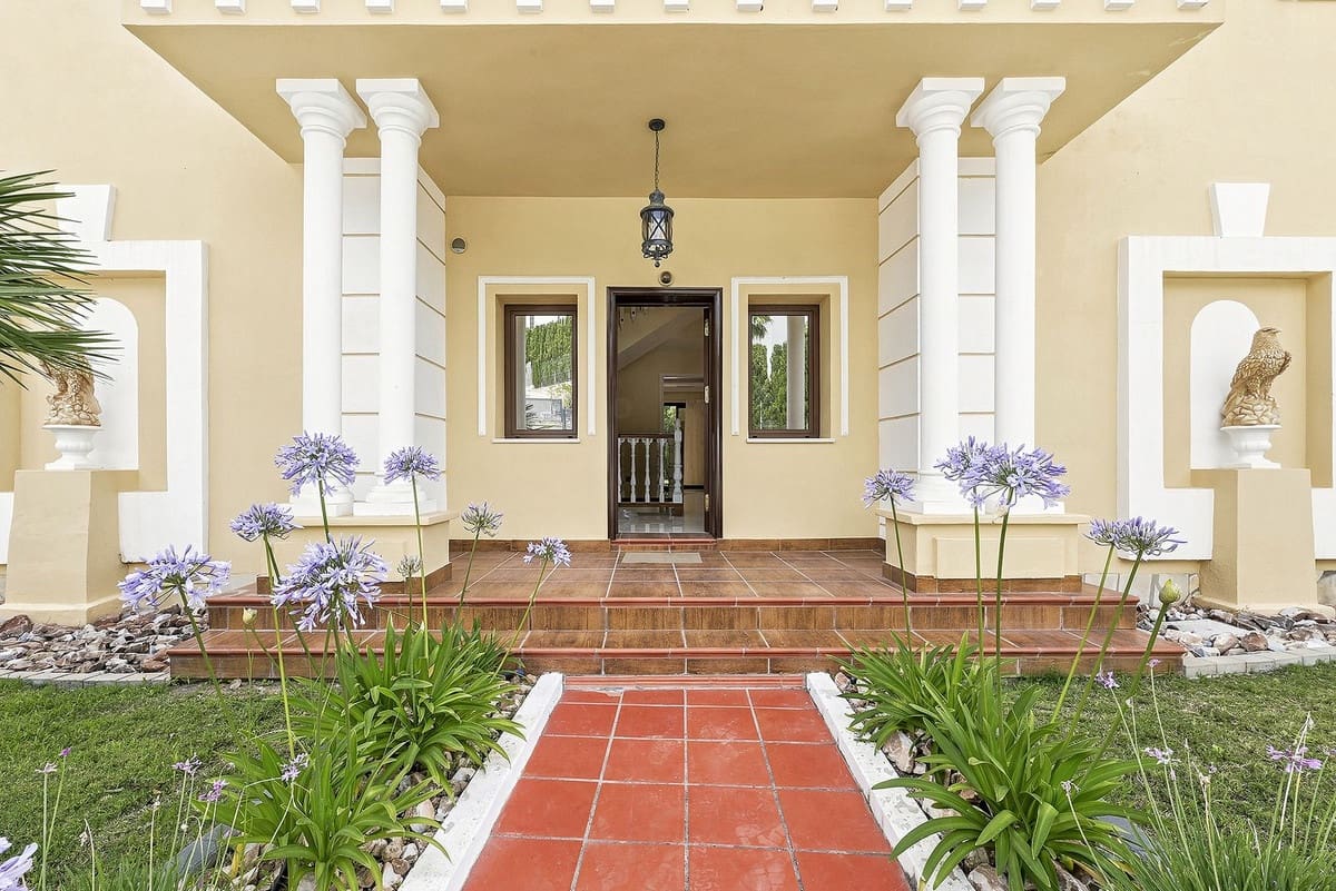4 bedroom Villa for sale in Marbella with pool garage - € 1,600,000 (Ref: 9922886)