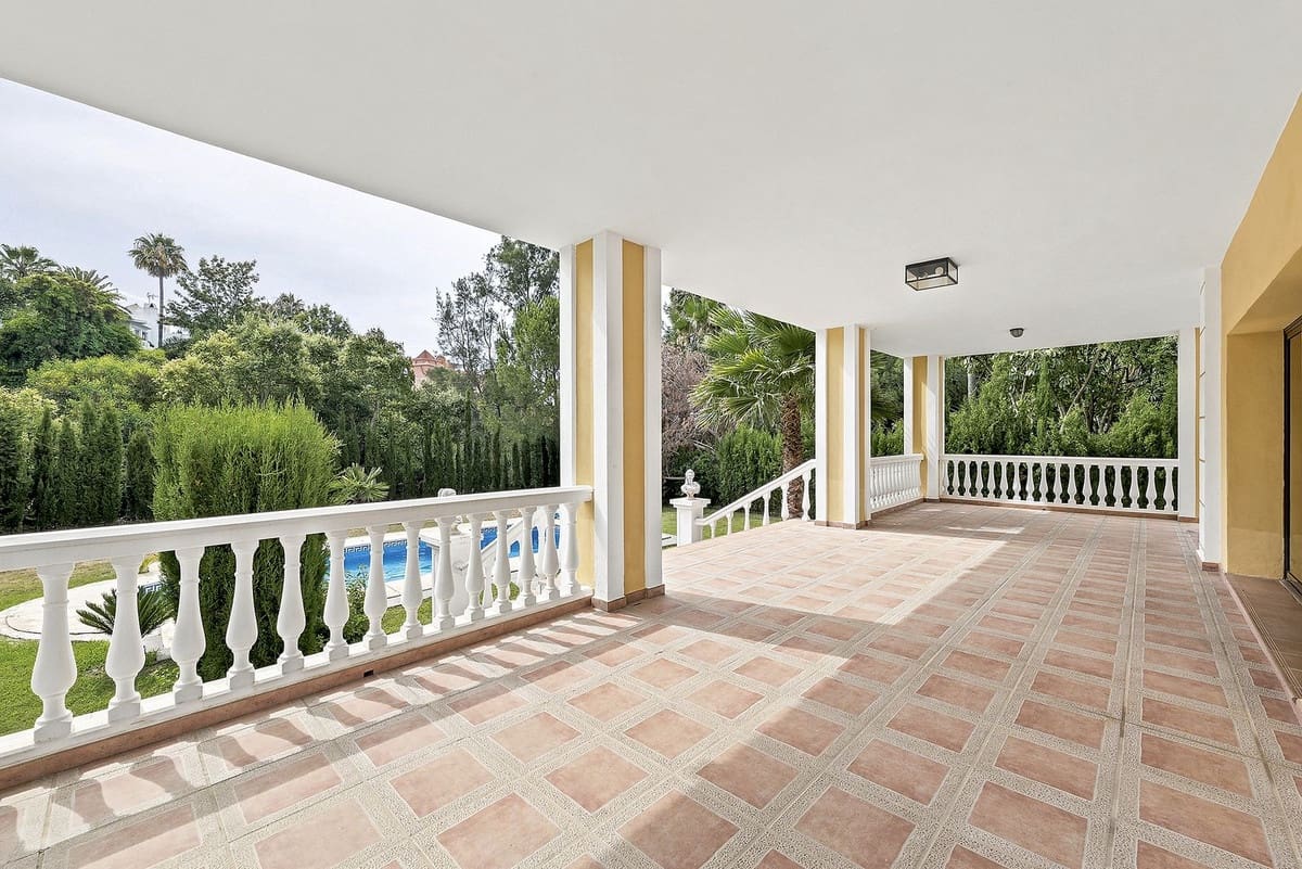 4 bedroom Villa for sale in Marbella with pool garage - € 1,600,000 (Ref: 9922886)