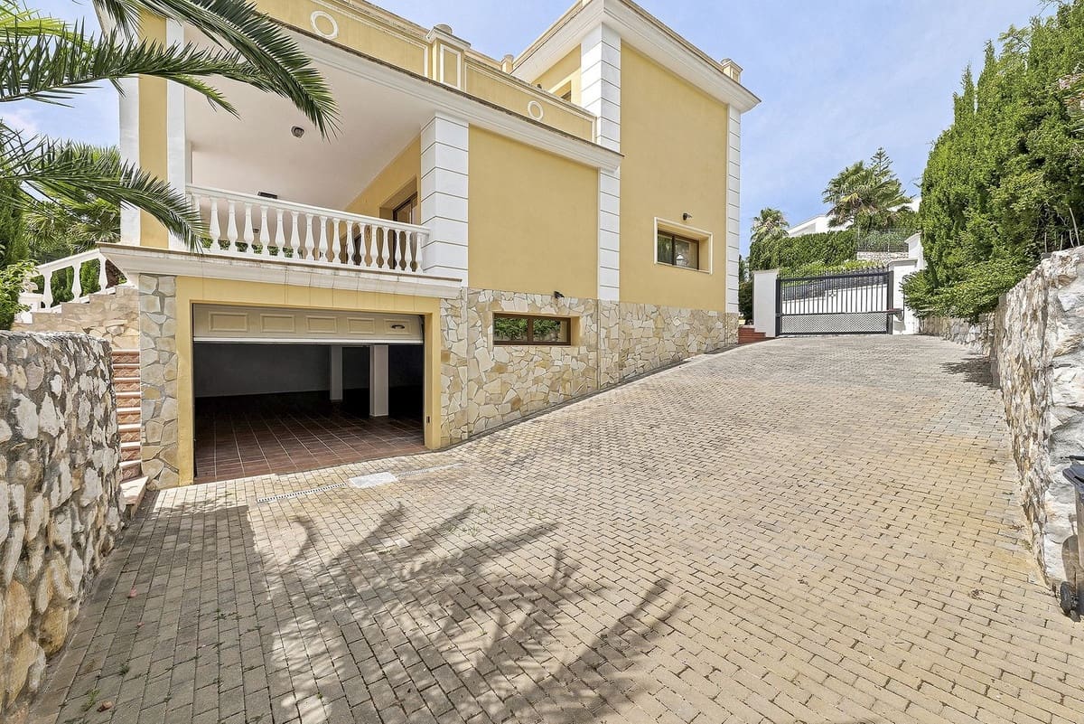 4 bedroom Villa for sale in Marbella with pool garage - € 1,600,000 (Ref: 9922886)