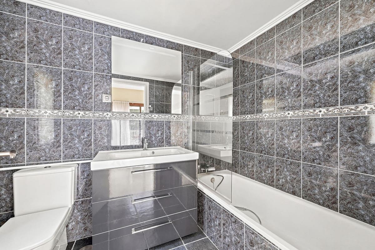 4 bedroom Villa for sale in Marbella with pool garage - € 1,600,000 (Ref: 9922886)