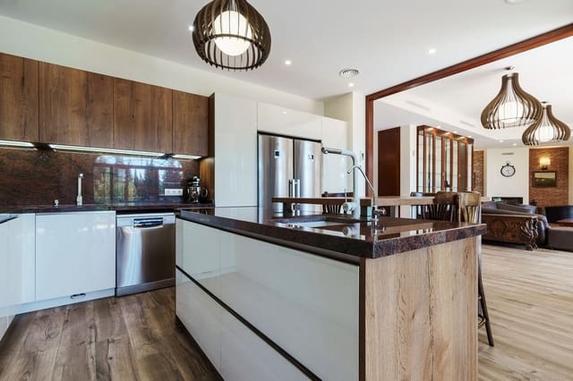 5 sypialnia Willa na sprzedaż w El Rosario, Marbella z basenem garażem - 2 490 000 € (Ref: 9935215)