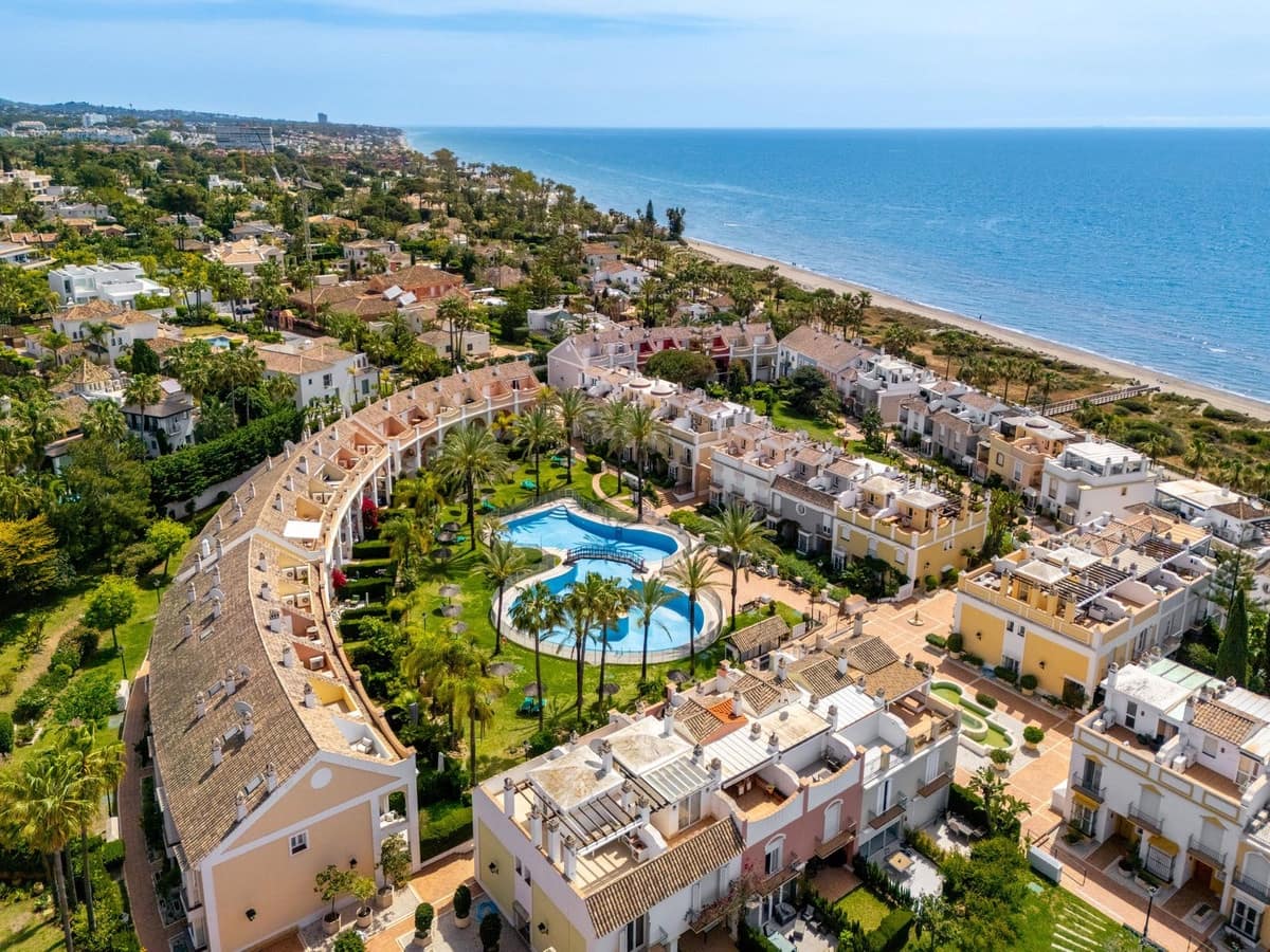 3 bedroom Townhouse for sale in Bahia de Marbella with pool garage - € 1,725,000 (Ref: 9946746)