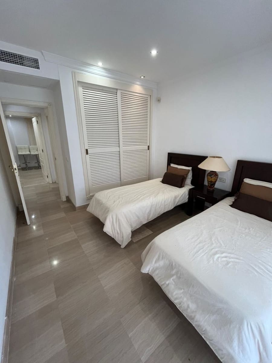 3 sypialnia Apartament na sprzedaż w Bahia de Marbella z basenem - 650 000 € (Ref: 9973837)