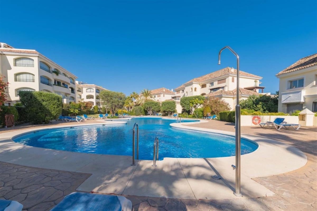 3 sypialnia Apartament na sprzedaż w Bahia de Marbella z basenem - 650 000 € (Ref: 9973837)