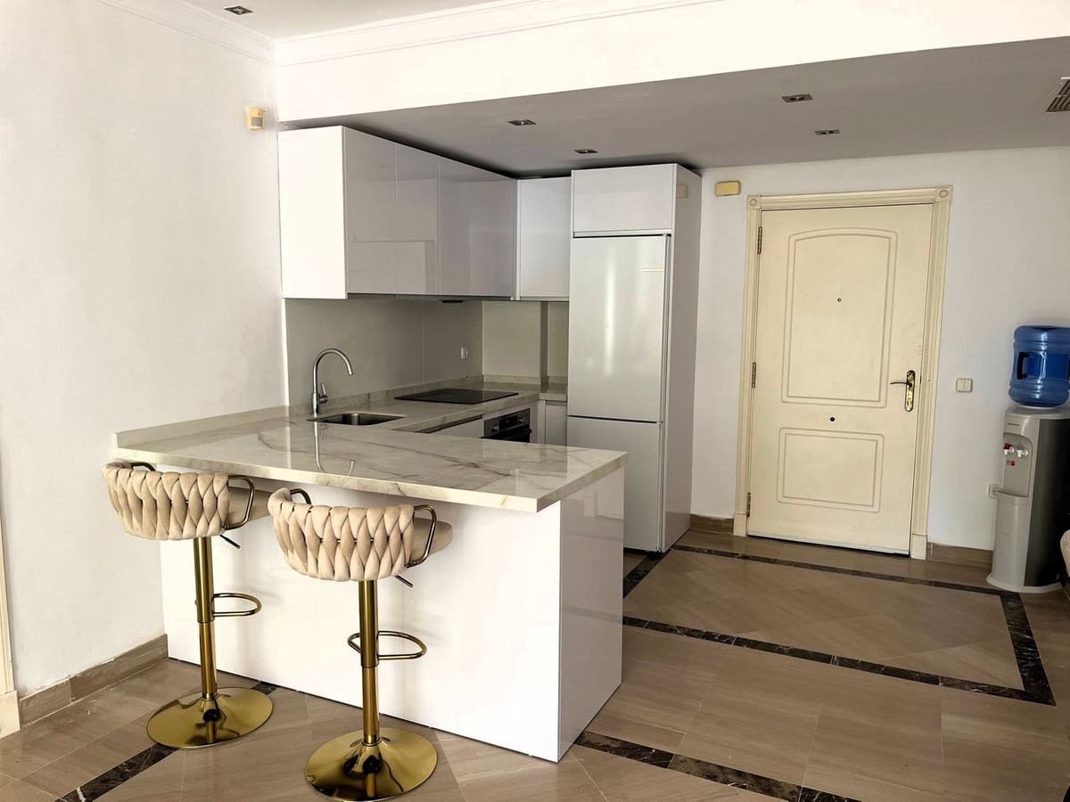 3 sypialnia Apartament na sprzedaż w Bahia de Marbella z basenem - 650 000 € (Ref: 9973837)