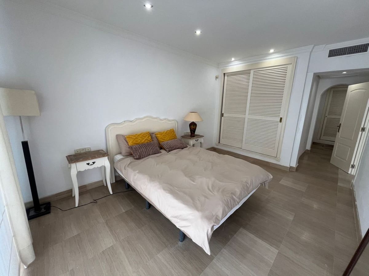 3 sypialnia Apartament na sprzedaż w Bahia de Marbella z basenem - 650 000 € (Ref: 9973837)