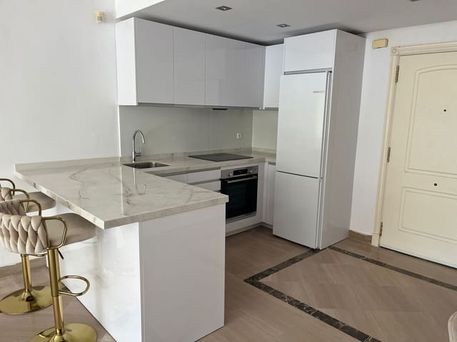 Apartamento de 3 habitaciones en Bahía de Marbella, Marbella en venta con piscina - 650.000 € (Ref: 9973837)