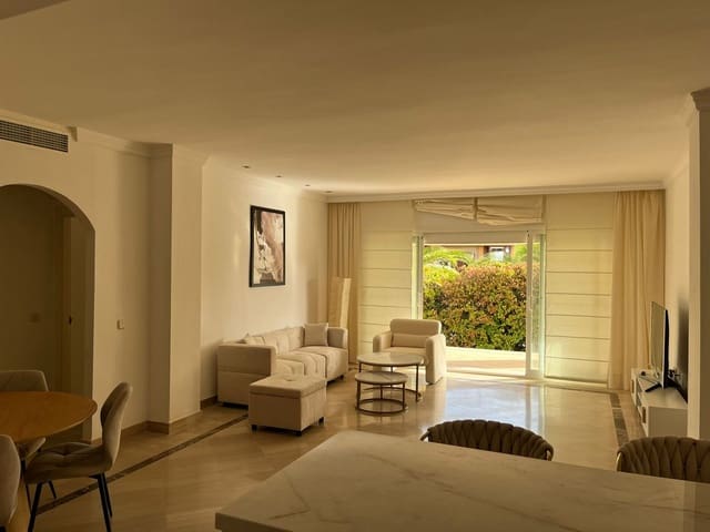 Apartamento de 3 habitaciones en Bahía de Marbella, Marbella en venta con piscina - 650.000 € (Ref: 9973837)