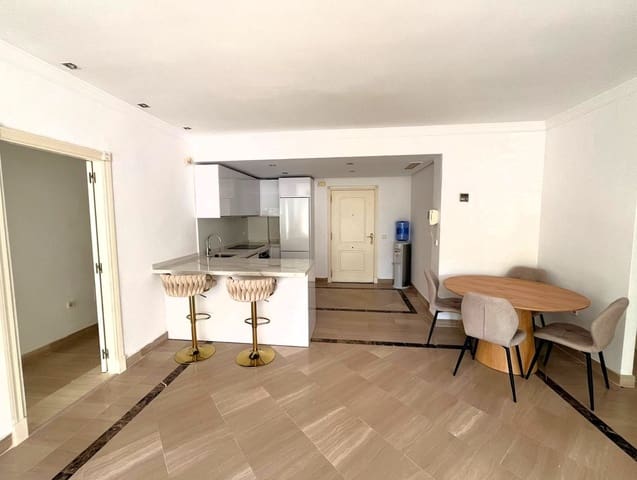Apartamento de 3 habitaciones en Bahía de Marbella, Marbella en venta con piscina - 650.000 € (Ref: 9973837)