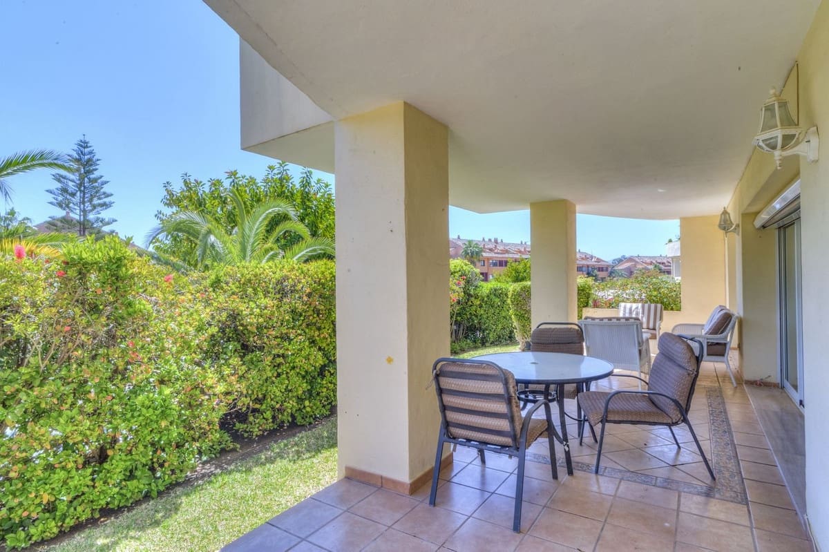 3 sypialnia Apartament na sprzedaż w Bahia de Marbella z basenem - 650 000 € (Ref: 9973837)