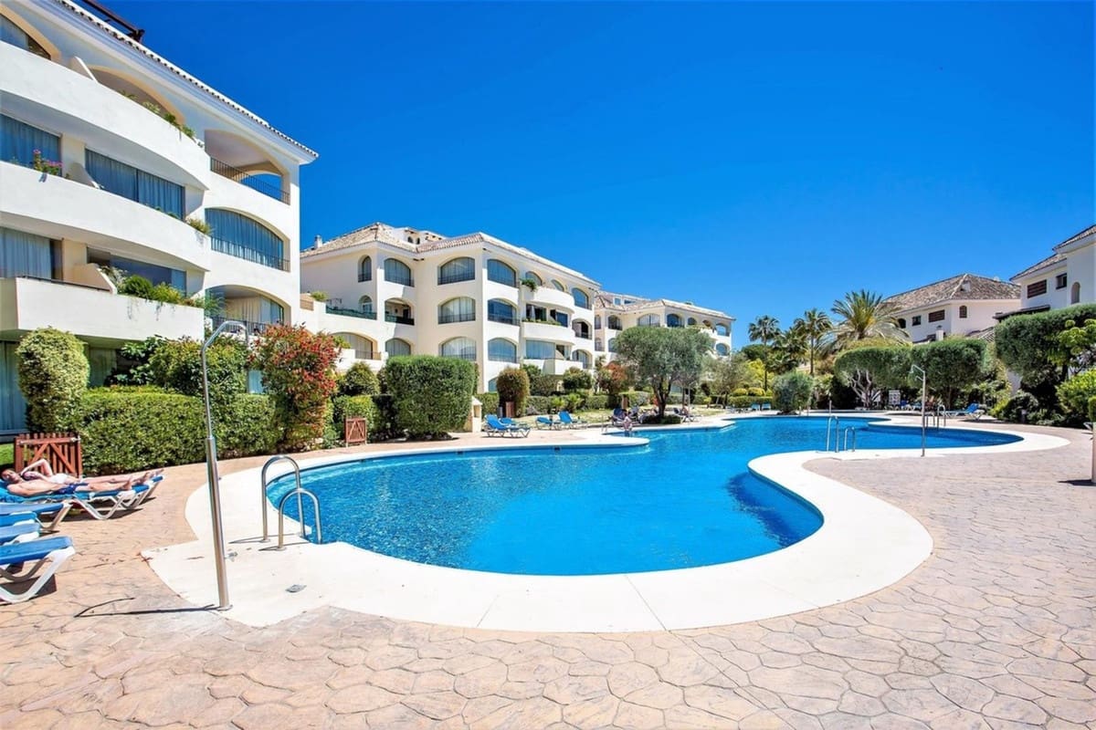 3 sypialnia Apartament na sprzedaż w Bahia de Marbella z basenem - 650 000 € (Ref: 9973837)