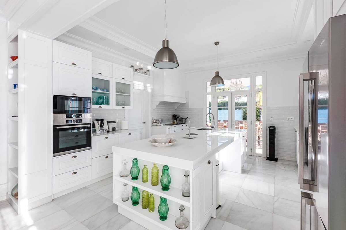 13 soverom Villa til salgs i Marbella med svømmebasseng garasje - € 4 400 000 (Ref: 9976425)