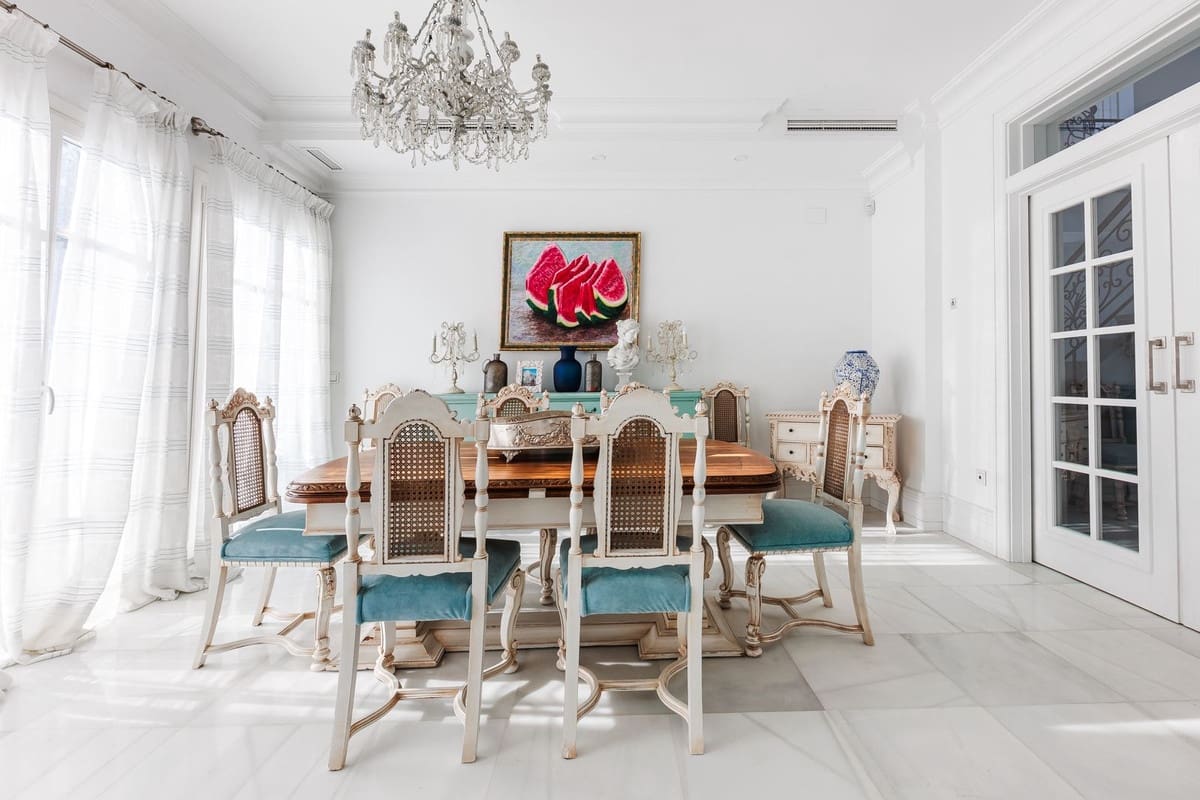 13 soverom Villa til salgs i Marbella med svømmebasseng garasje - € 4 400 000 (Ref: 9976425)