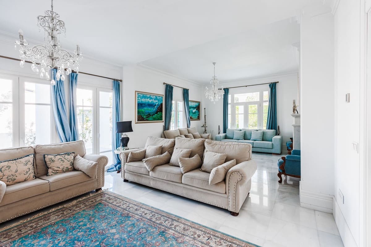 13 soverom Villa til salgs i Marbella med svømmebasseng garasje - € 4 400 000 (Ref: 9976425)