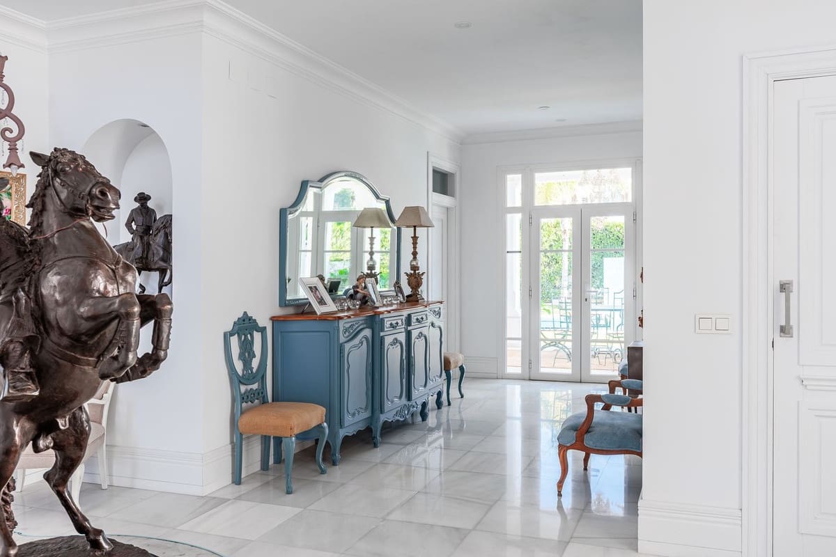 13 soverom Villa til salgs i Marbella med svømmebasseng garasje - € 4 400 000 (Ref: 9976425)