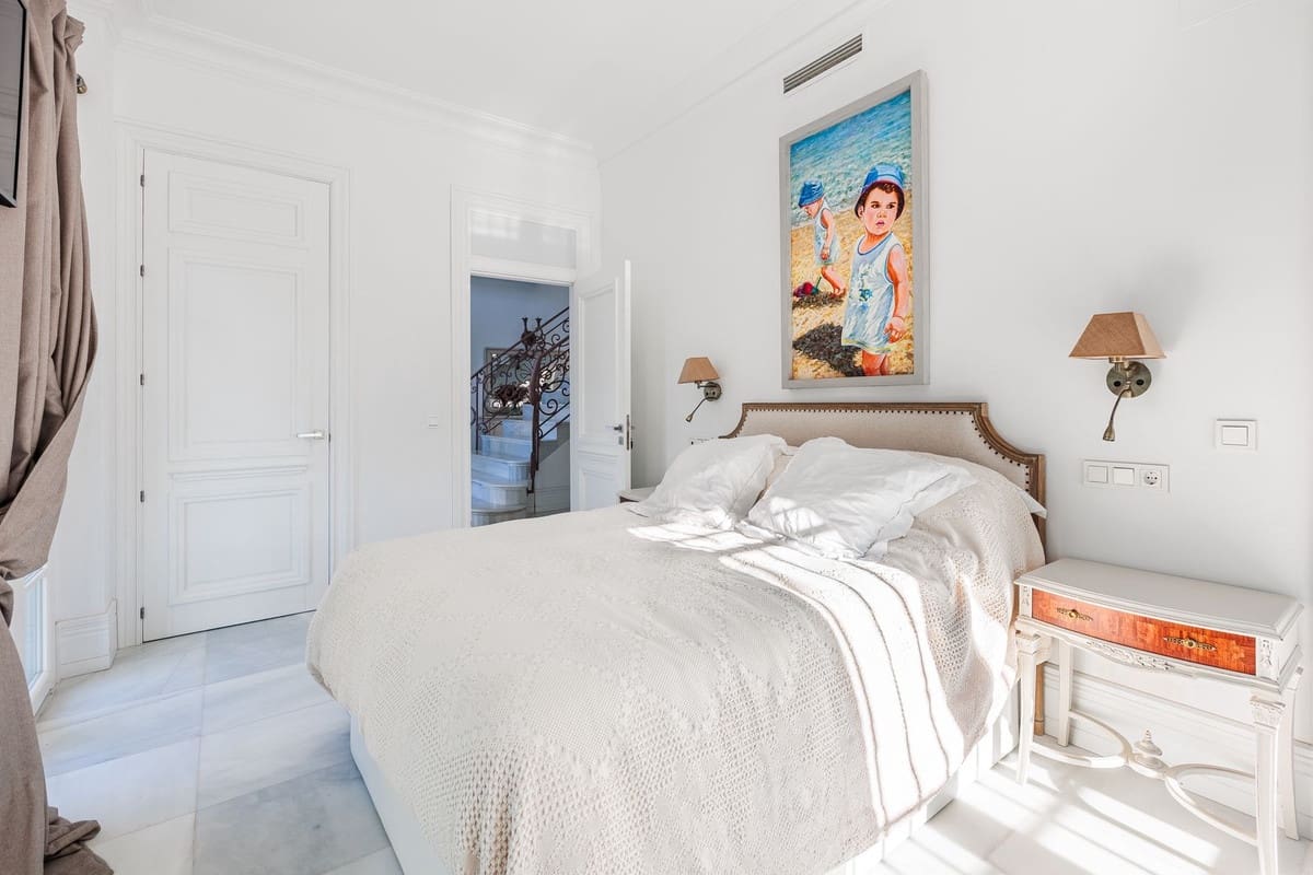 13 soverom Villa til salgs i Marbella med svømmebasseng garasje - € 4 400 000 (Ref: 9976425)