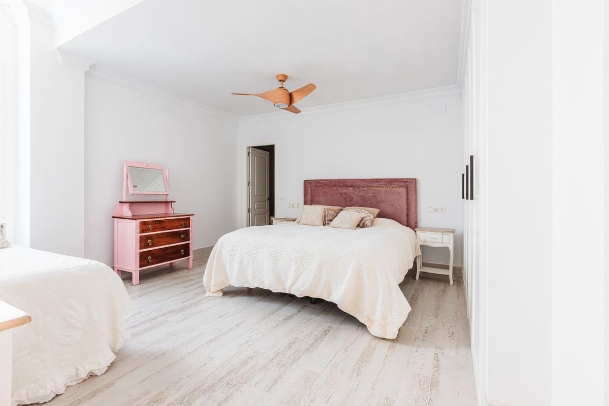 13 soverom Villa til salgs i Marbella med svømmebasseng garasje - € 4 400 000 (Ref: 9976425)