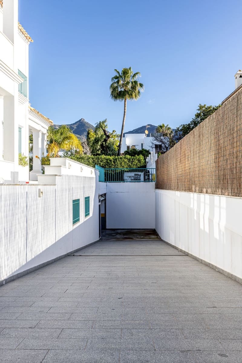 13 soverom Villa til salgs i Marbella med svømmebasseng garasje - € 4 400 000 (Ref: 9976425)