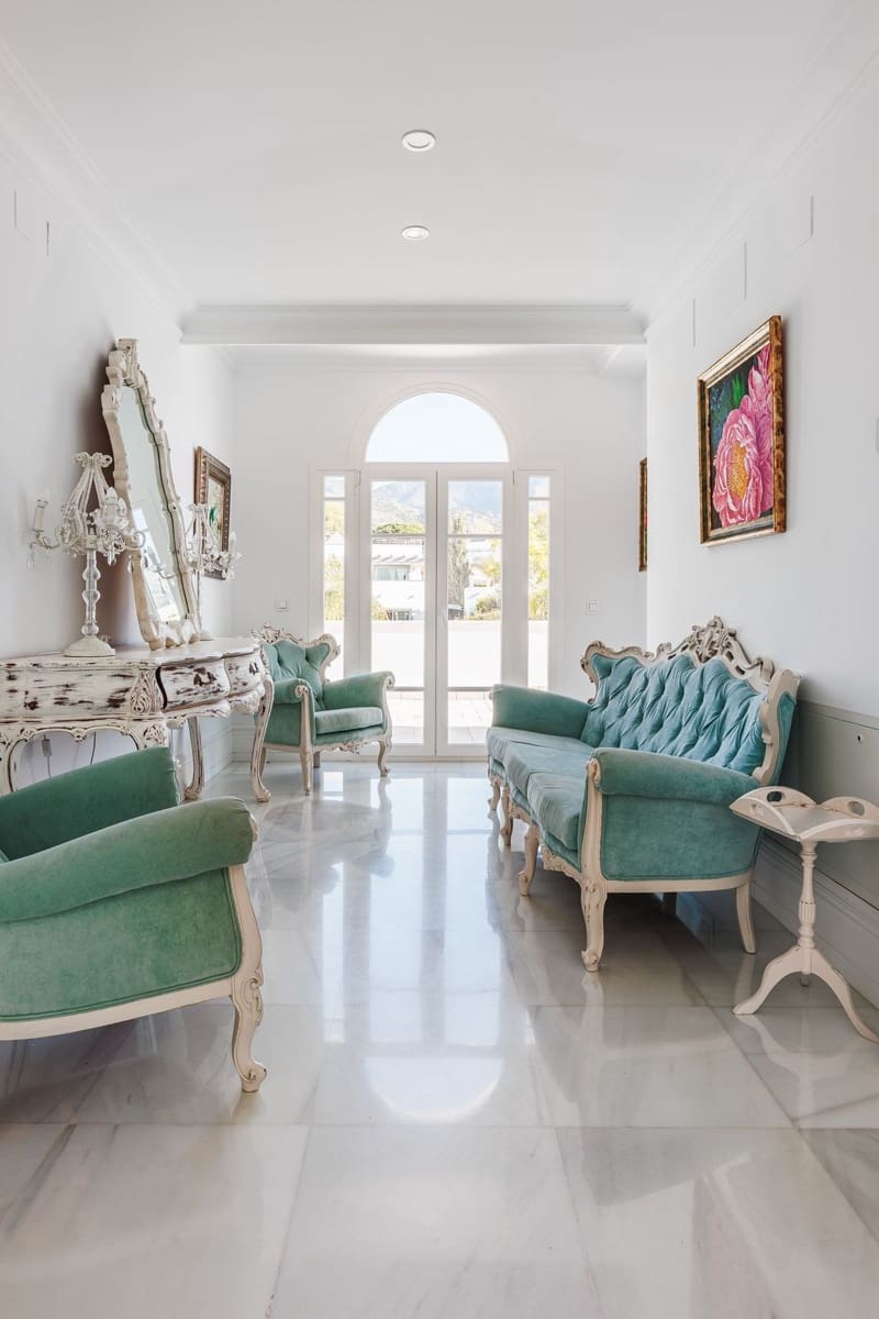 13 soverom Villa til salgs i Marbella med svømmebasseng garasje - € 4 400 000 (Ref: 9976425)