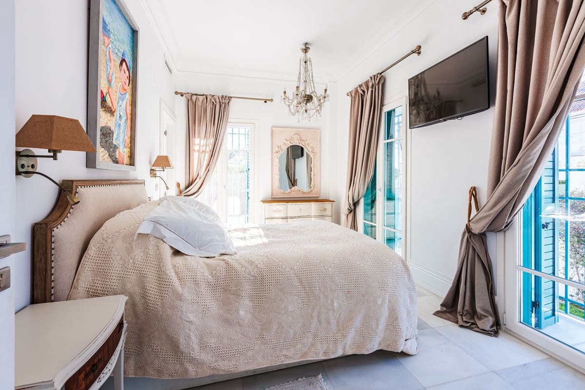 13 soverom Villa til salgs i Marbella med svømmebasseng garasje - € 4 400 000 (Ref: 9976425)
