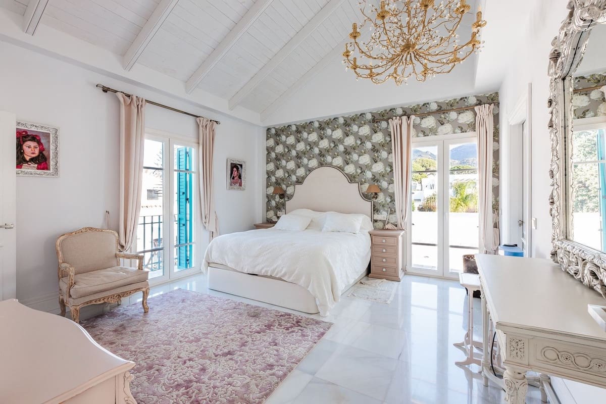 13 soverom Villa til salgs i Marbella med svømmebasseng garasje - € 4 400 000 (Ref: 9976425)