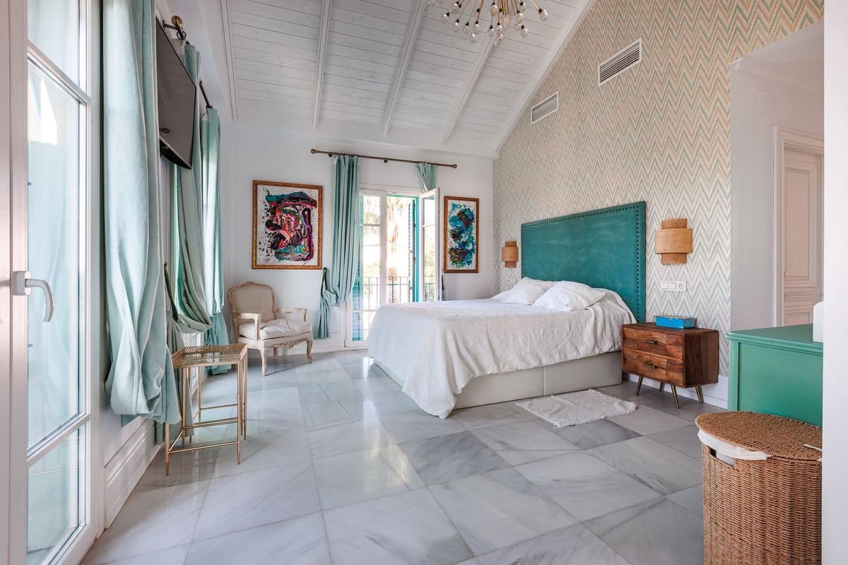 13 soverom Villa til salgs i Marbella med svømmebasseng garasje - € 4 400 000 (Ref: 9976425)