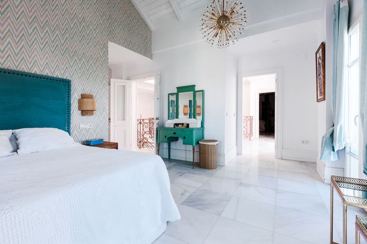 13 soverom Villa til salgs i Marbella med svømmebasseng garasje - € 4 400 000 (Ref: 9976425)