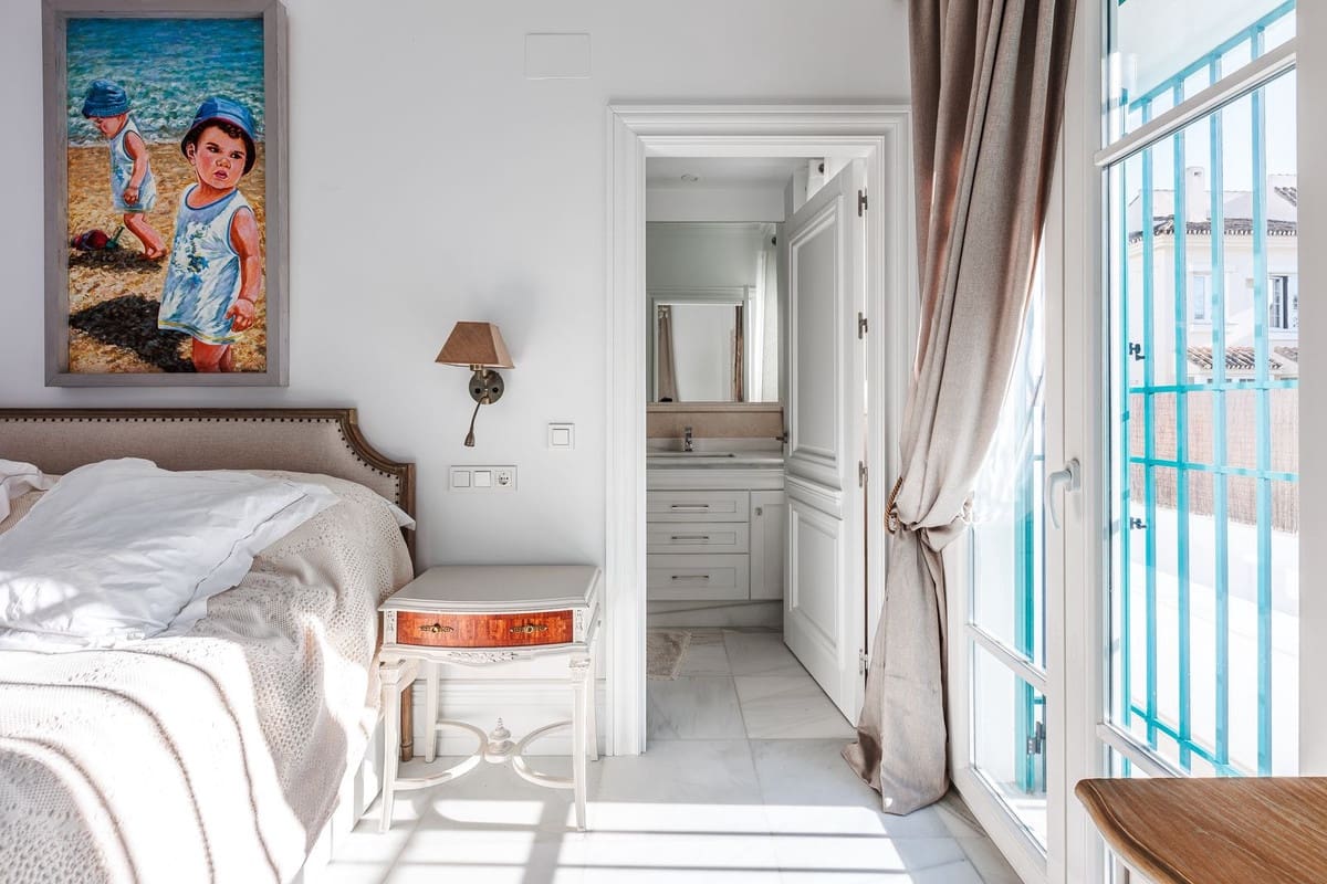 13 soverom Villa til salgs i Marbella med svømmebasseng garasje - € 4 400 000 (Ref: 9976425)
