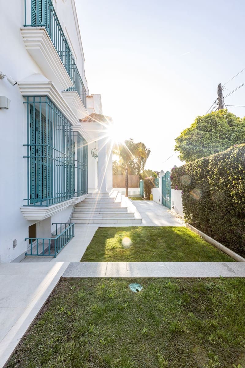 13 soverom Villa til salgs i Marbella med svømmebasseng garasje - € 4 400 000 (Ref: 9976425)