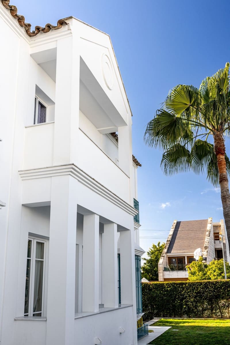 13 soverom Villa til salgs i Marbella med svømmebasseng garasje - € 4 400 000 (Ref: 9976425)