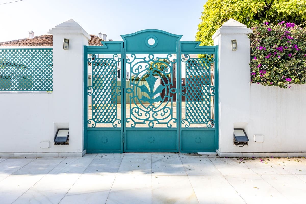 13 soverom Villa til salgs i Marbella med svømmebasseng garasje - € 4 400 000 (Ref: 9976425)