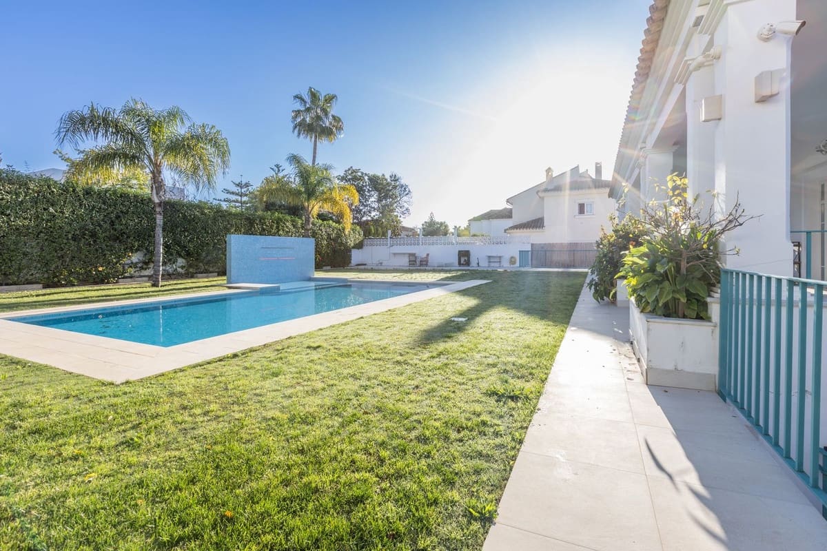 13 soverom Villa til salgs i Marbella med svømmebasseng garasje - € 4 400 000 (Ref: 9976425)