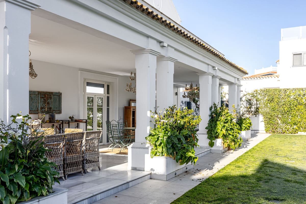 13 soverom Villa til salgs i Marbella med svømmebasseng garasje - € 4 400 000 (Ref: 9976425)