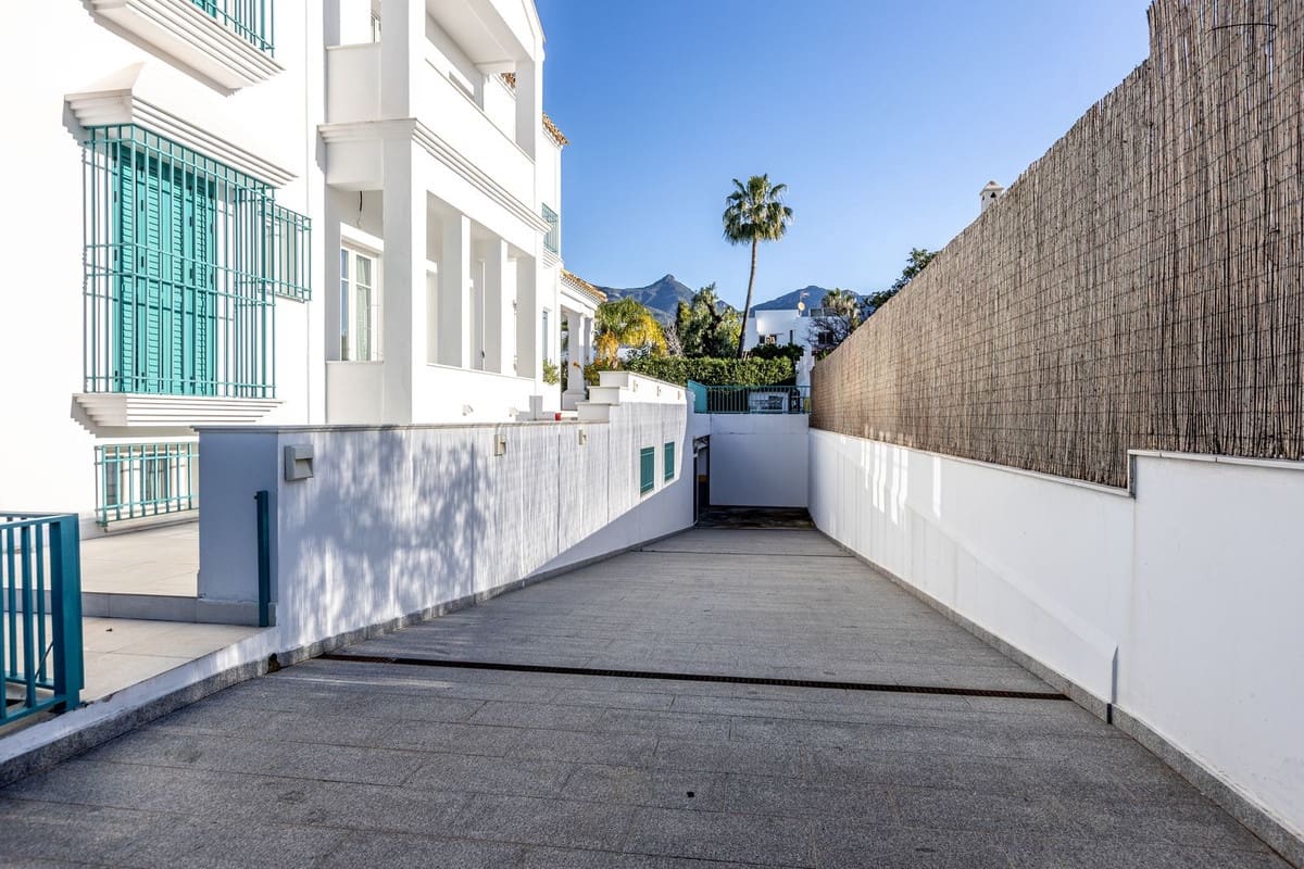 13 soverom Villa til salgs i Marbella med svømmebasseng garasje - € 4 400 000 (Ref: 9976425)