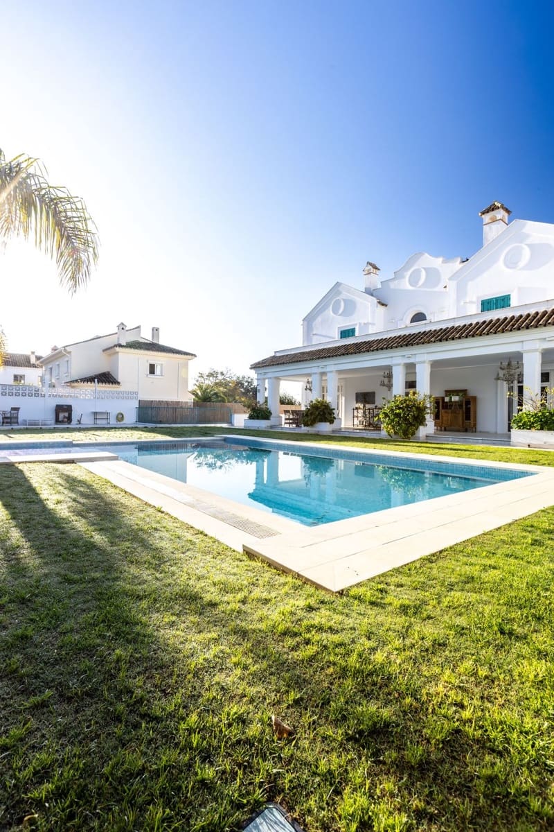 13 soverom Villa til salgs i Marbella med svømmebasseng garasje - € 4 400 000 (Ref: 9976425)