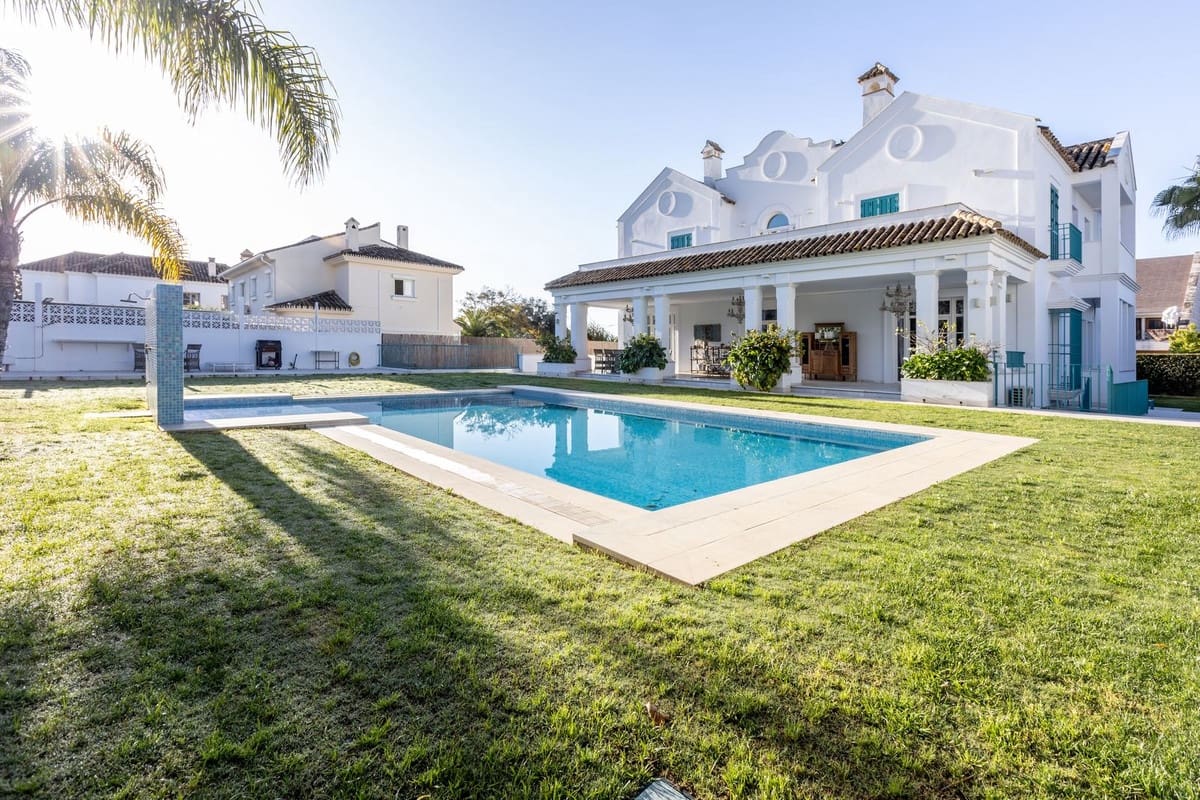13 soverom Villa til salgs i Marbella med svømmebasseng garasje - € 4 400 000 (Ref: 9976425)