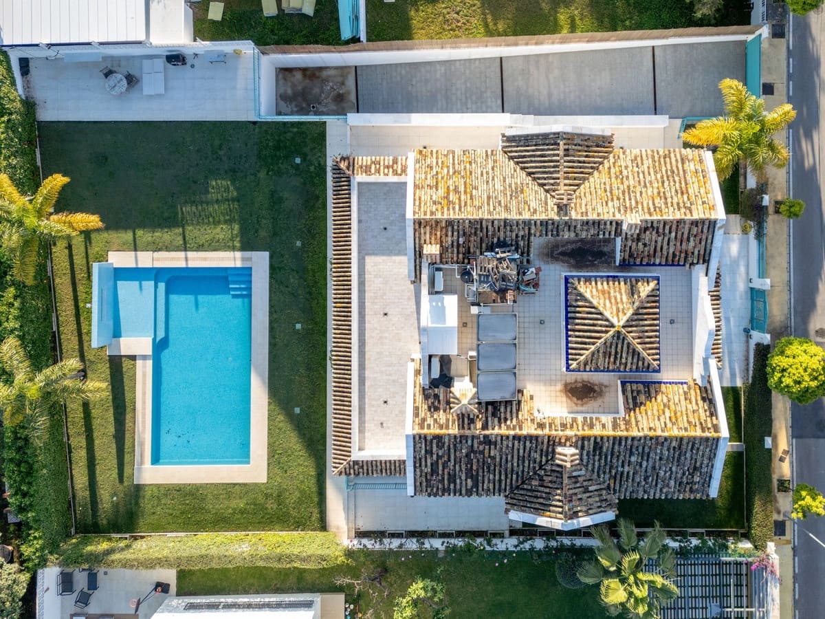 13 soverom Villa til salgs i Marbella med svømmebasseng garasje - € 4 400 000 (Ref: 9976425)
