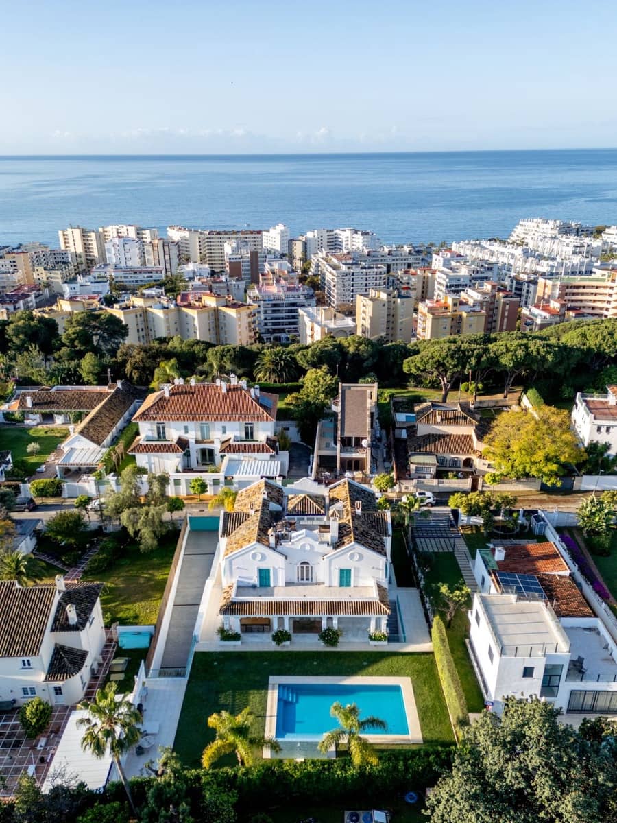 13 soverom Villa til salgs i Marbella med svømmebasseng garasje - € 4 400 000 (Ref: 9976425)