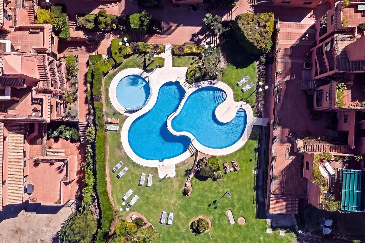 3 bedroom Apartment for sale in Elviria with pool garage - € 499,000 (Ref: 9981653)