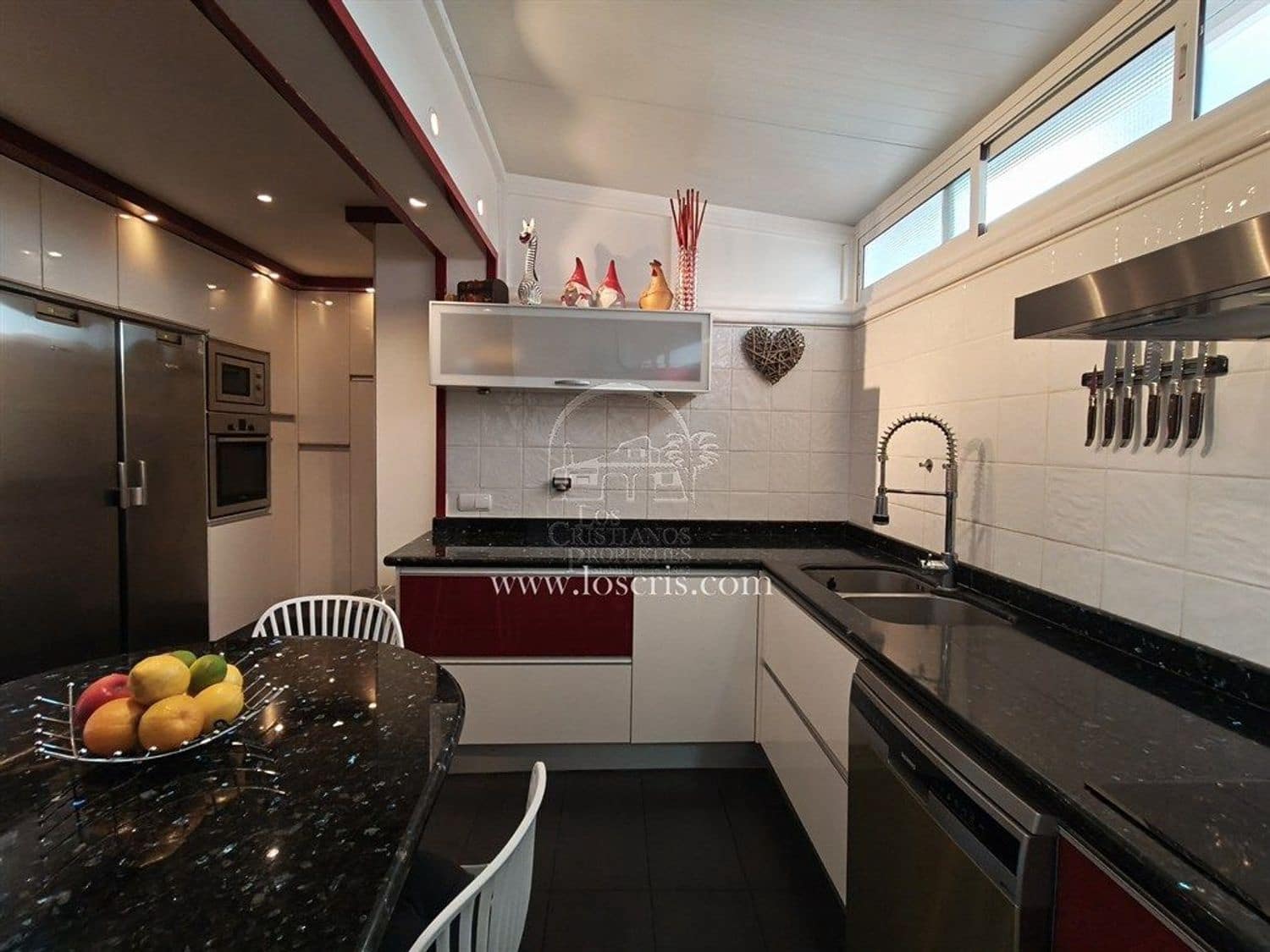 Apartamento de 2 habitaciones en Los Cristianos en venta con piscina garaje - 545.000 € (Ref: 10077372)