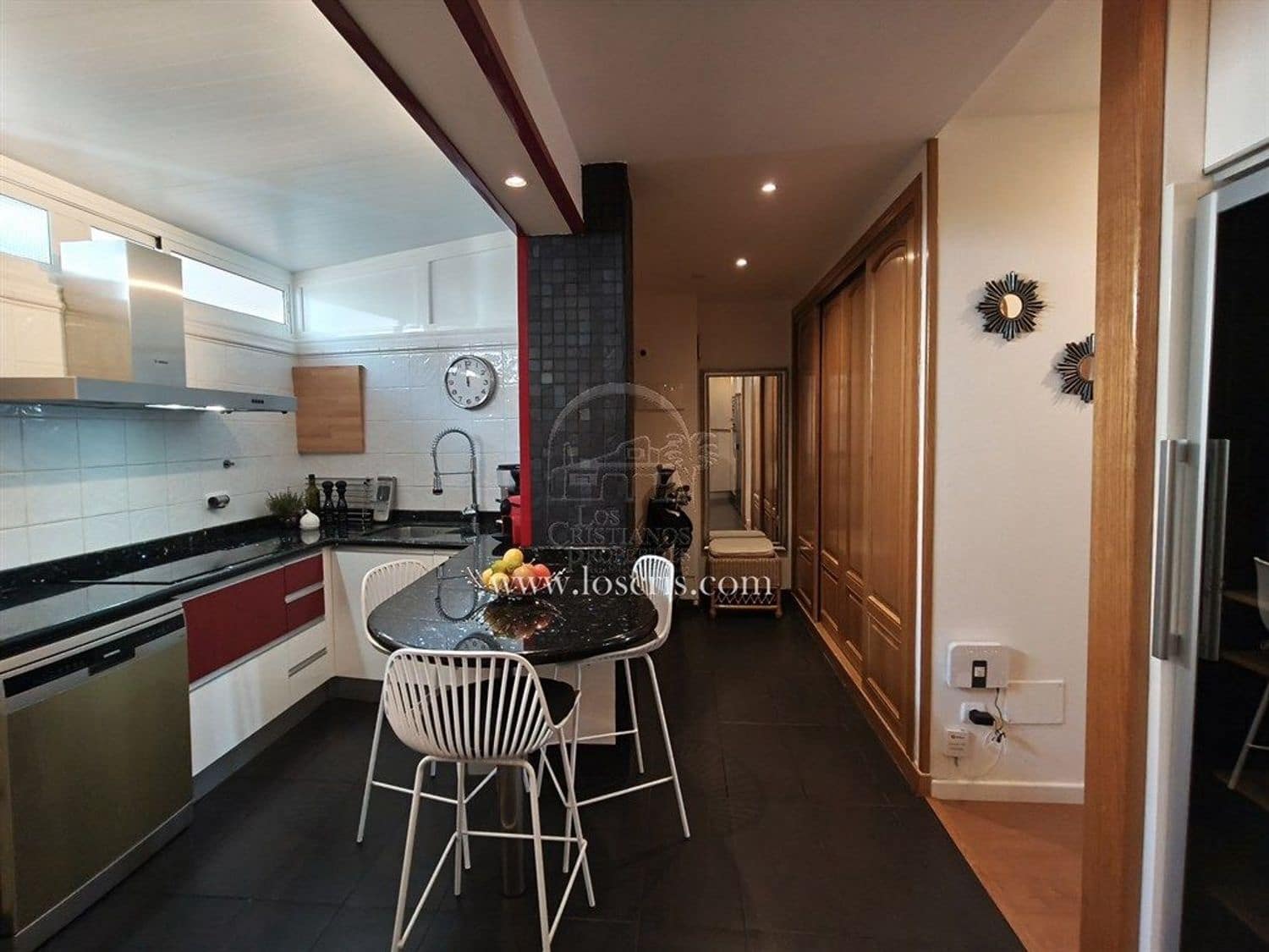 Apartamento de 2 habitaciones en Los Cristianos en venta con piscina garaje - 545.000 € (Ref: 10077372)