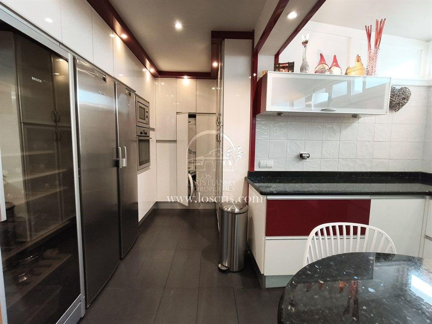 Apartamento de 2 habitaciones en Los Cristianos en venta con piscina garaje - 545.000 € (Ref: 10077372)