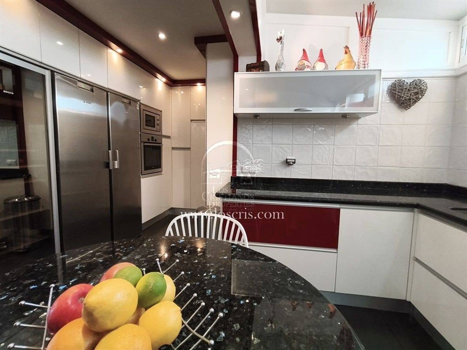 Apartamento de 2 habitaciones en Los Cristianos en venta con piscina garaje - 545.000 € (Ref: 10077372)