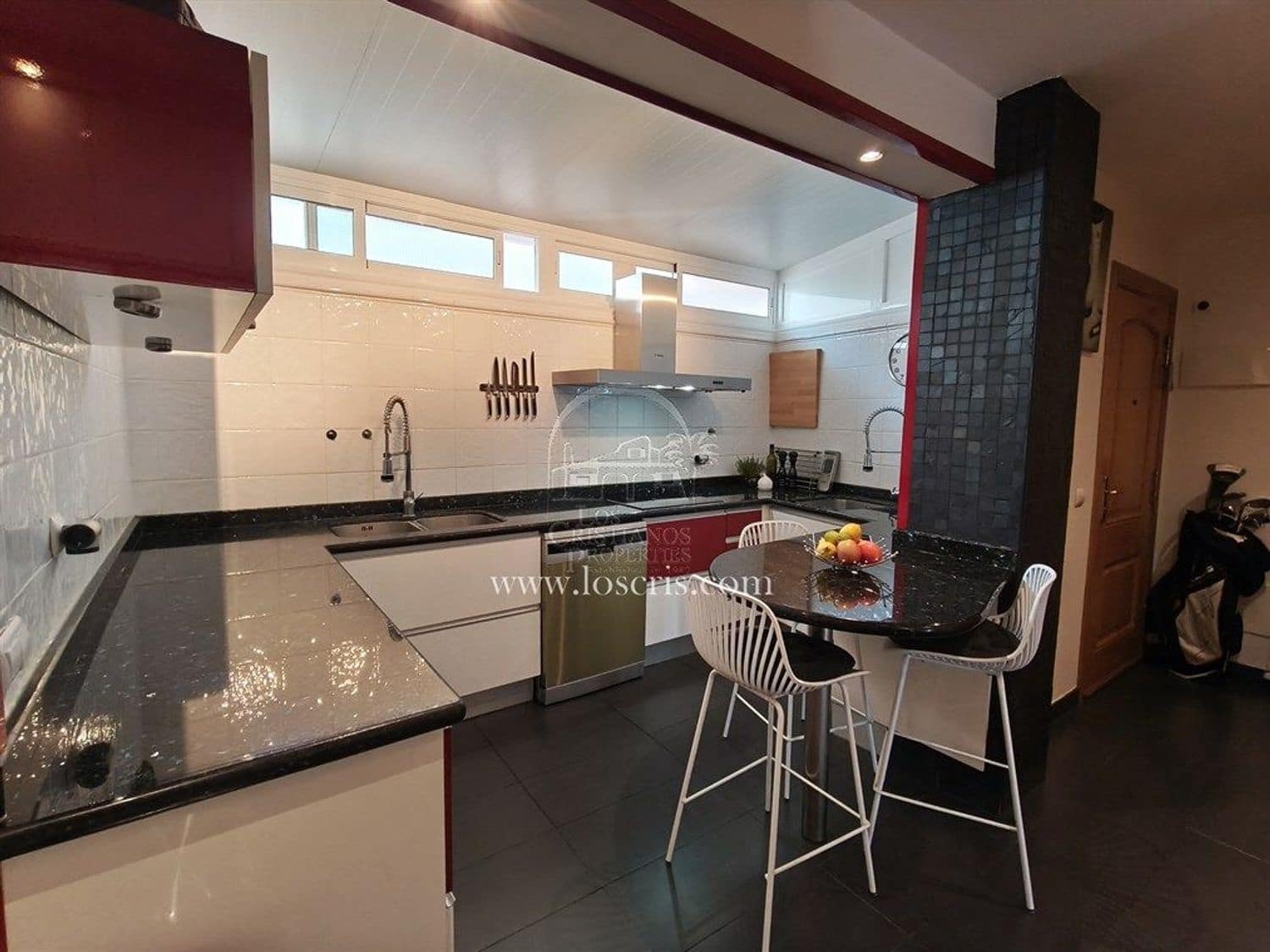 Apartamento de 2 habitaciones en Los Cristianos en venta con piscina garaje - 545.000 € (Ref: 10077372)