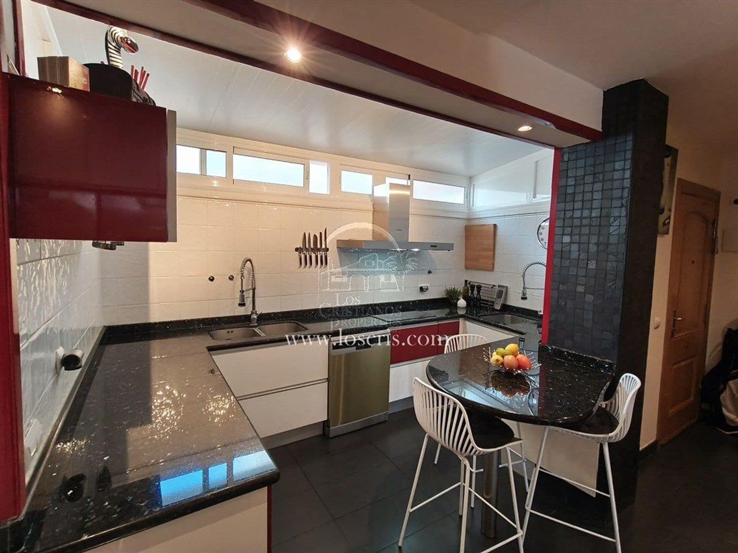 Apartamento de 2 habitaciones en Los Cristianos en venta con piscina garaje - 545.000 € (Ref: 10077372)