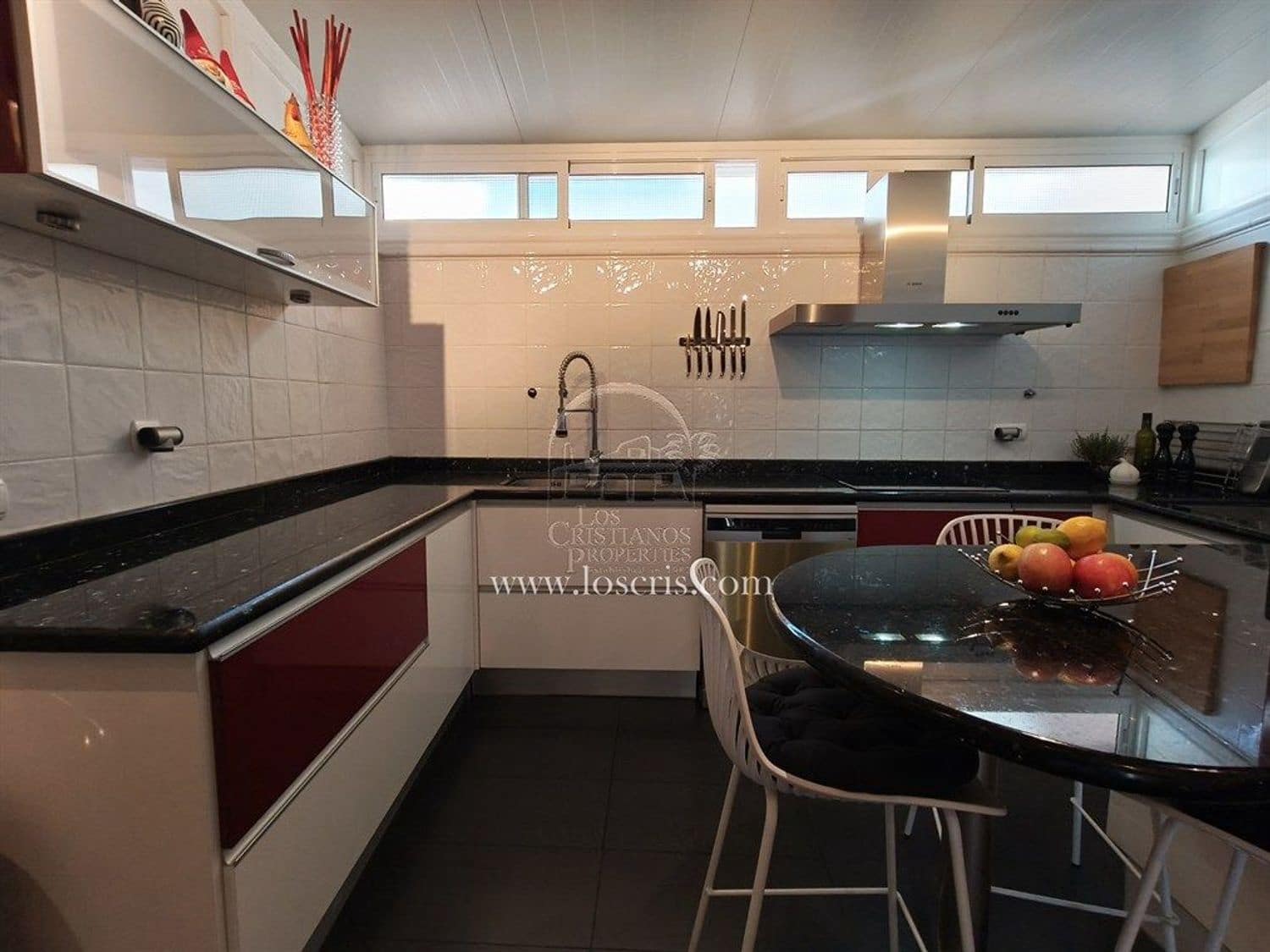 Apartamento de 2 habitaciones en Los Cristianos en venta con piscina garaje - 545.000 € (Ref: 10077372)