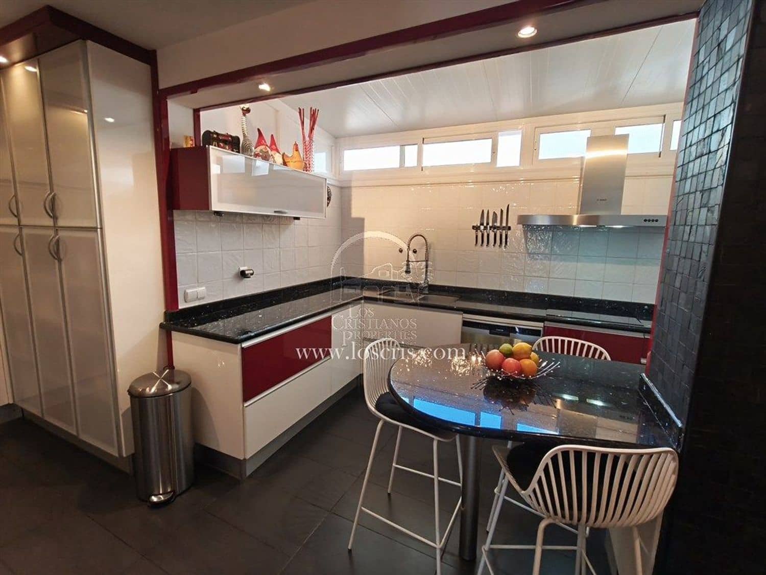 Apartamento de 2 habitaciones en Los Cristianos en venta con piscina garaje - 545.000 € (Ref: 10077372)