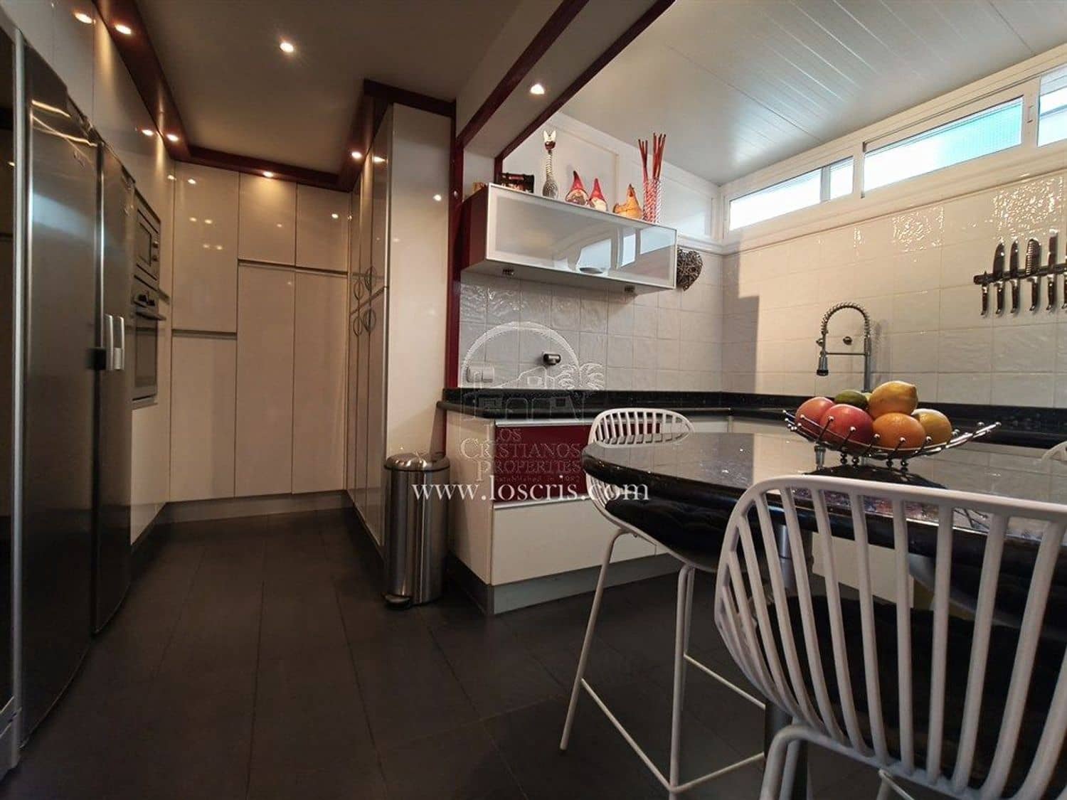 Apartamento de 2 habitaciones en Los Cristianos en venta con piscina garaje - 545.000 € (Ref: 10077372)